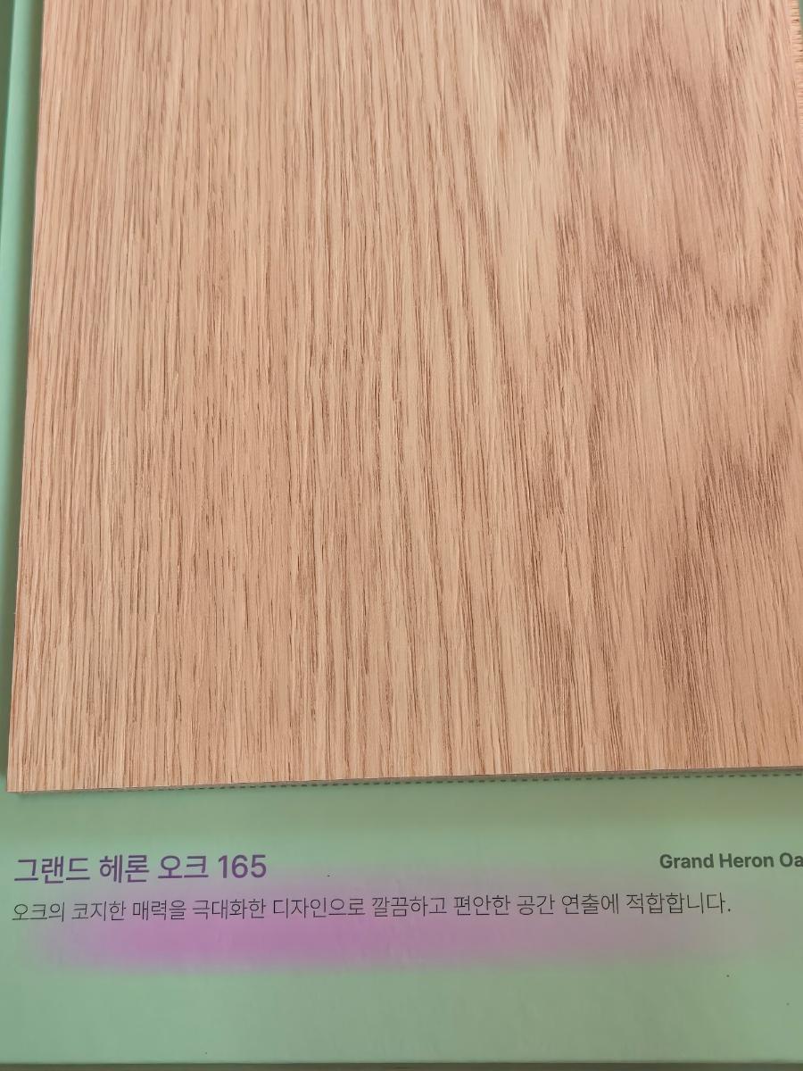 오크의 코지한 매력이 강조된 목재 표면