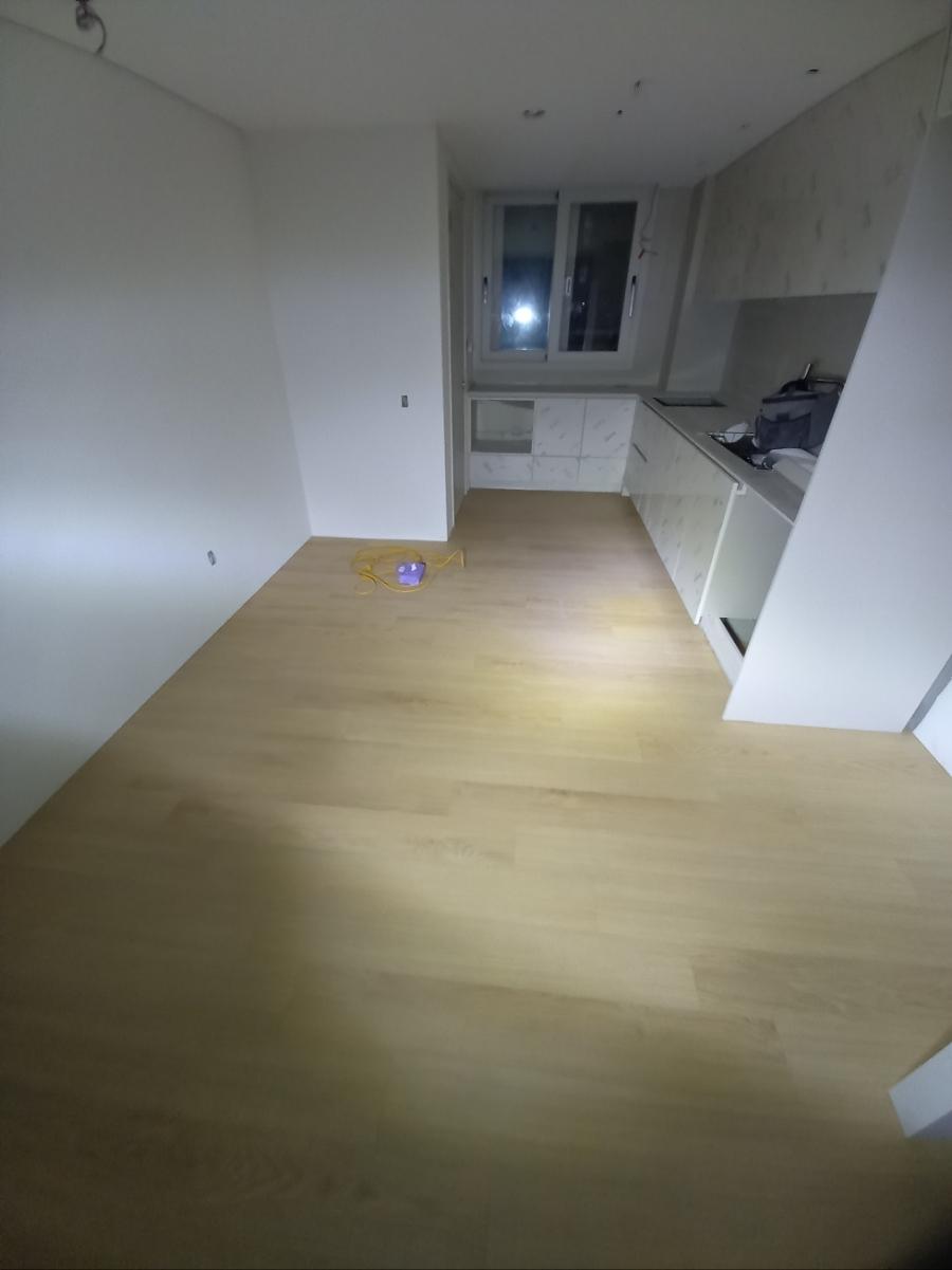 본오크 마루로 완성된 밝고 포근한 거실과 주방