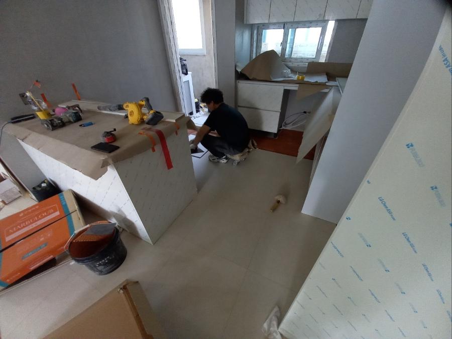 시공 도구와 기기가 놓인 장면