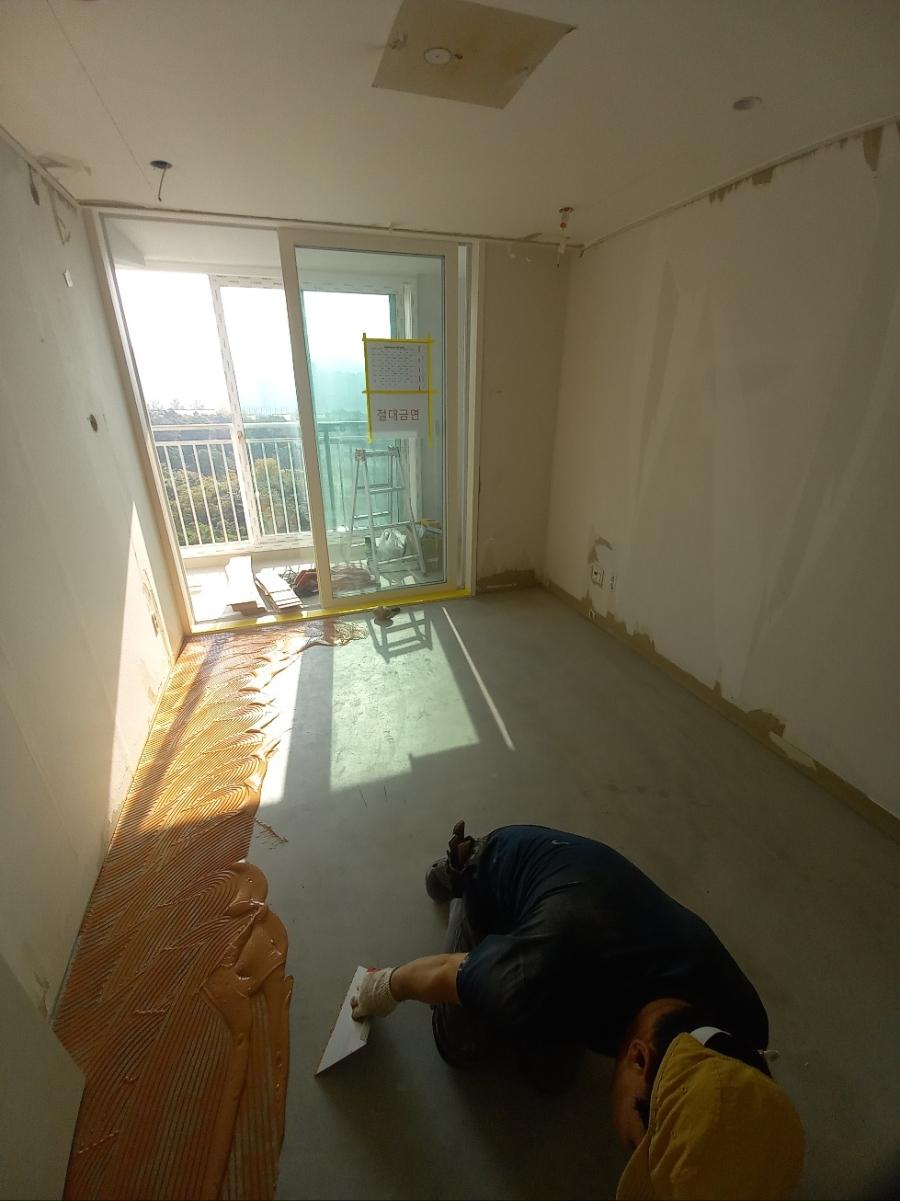 도배 작업 중인 방 내부와 바닥의 접착제