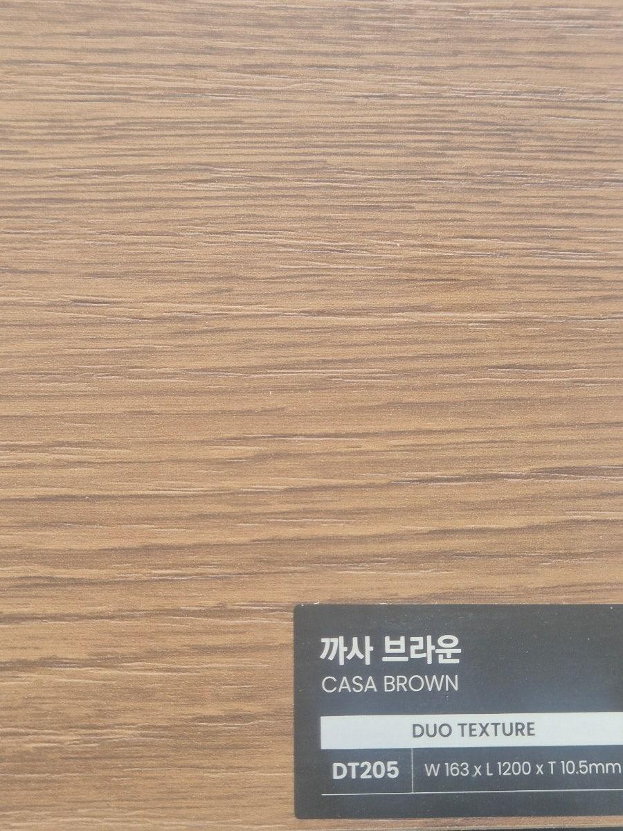 빛을 받아 더욱 화사하게 빛나는 거실 공간