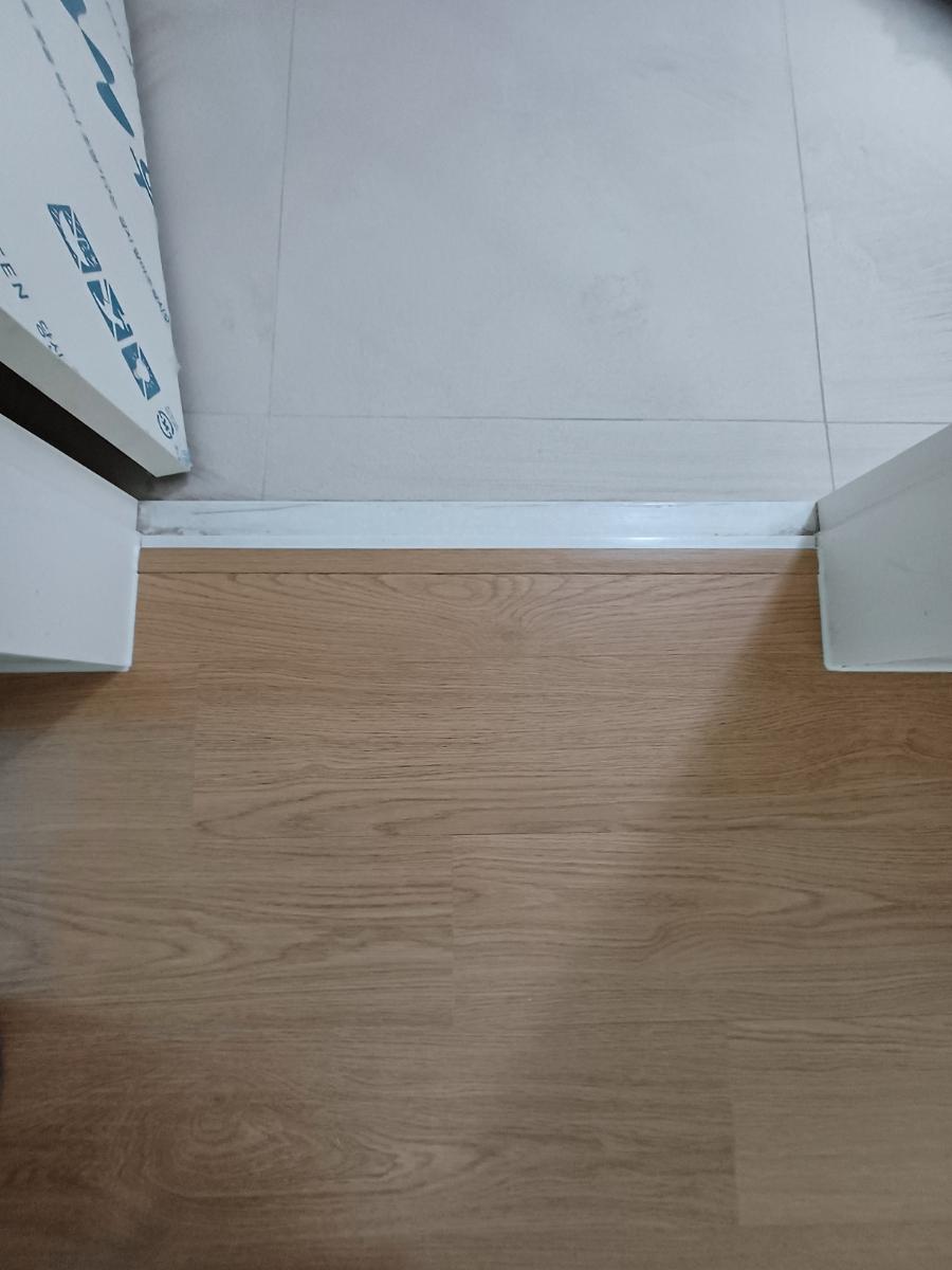 흰색 베이스보드와 마루의 접합부