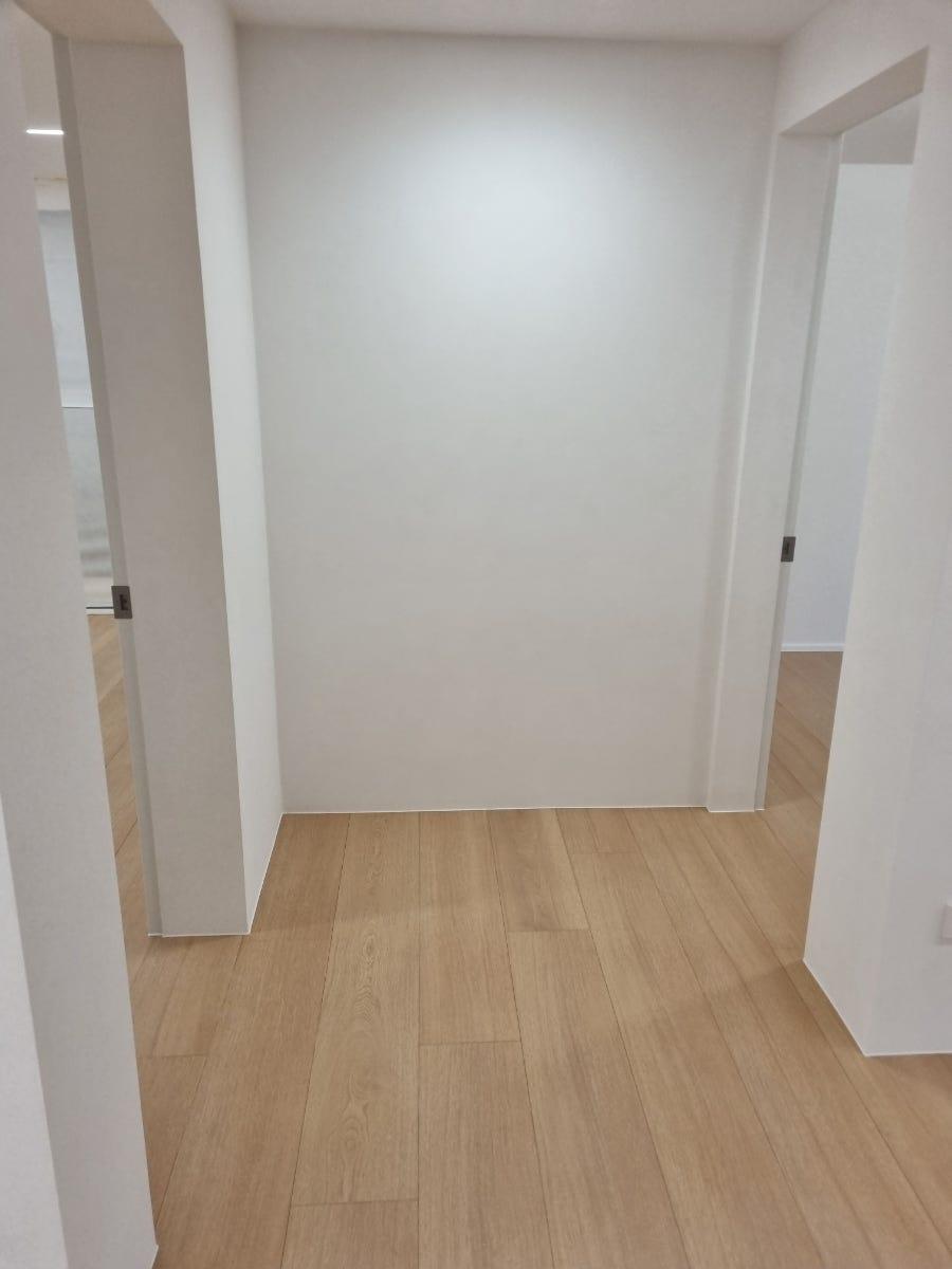 마감 작업이 진행 중인 텅 빈 복도