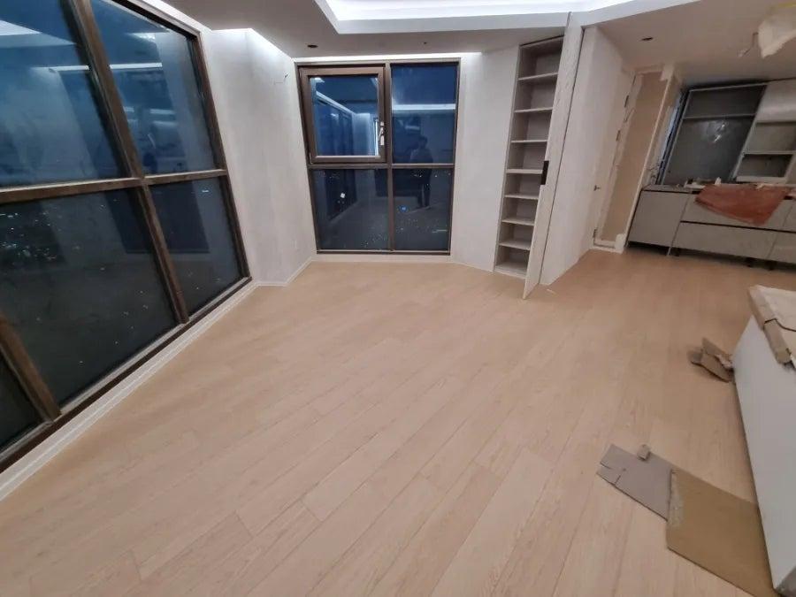 화사한 빛이 가득 담긴 완성된 거실