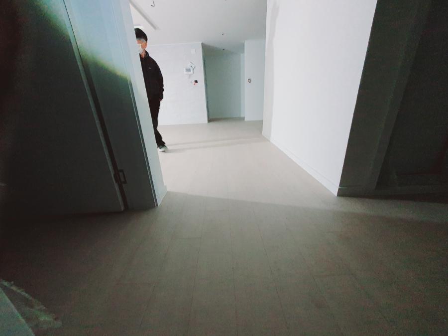 작업자가 대기 중인 복도 구간의 시공 과정