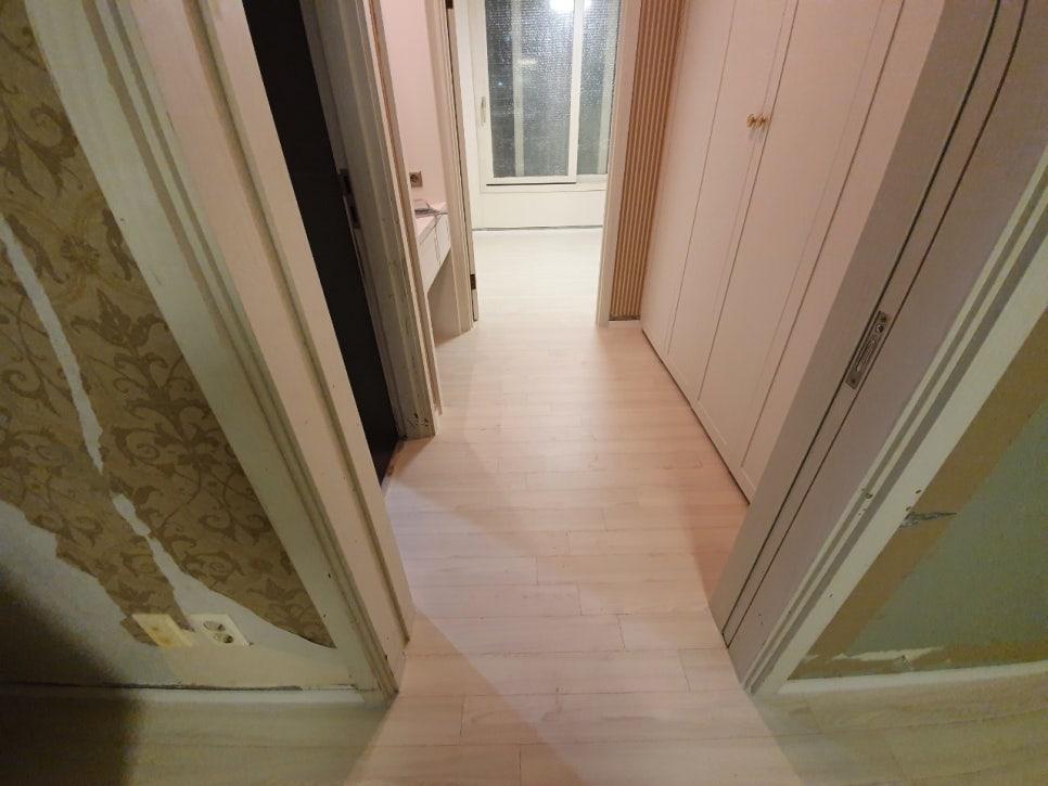 베이지색 벽지와 흰색 마루의 조합