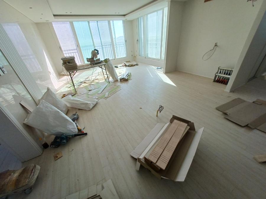 창가 주변의 바닥재 마감 상태