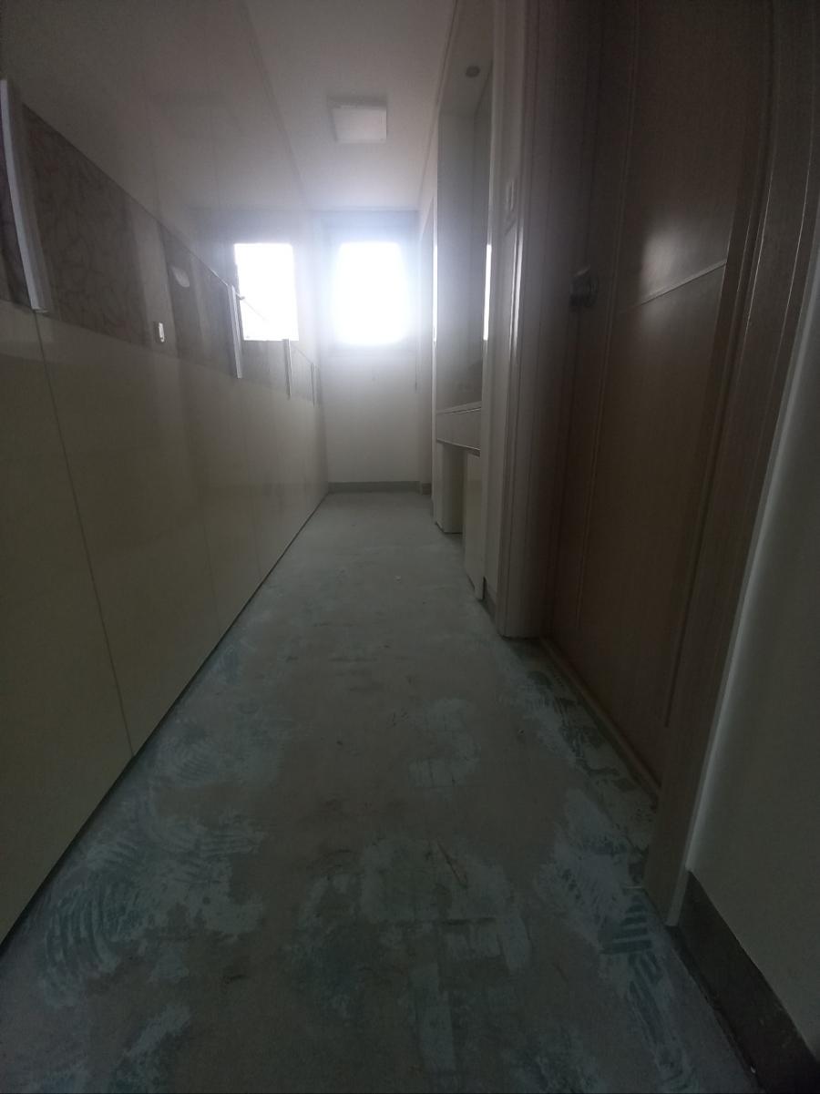 철거 후 드러난 복도 바닥과 벽면