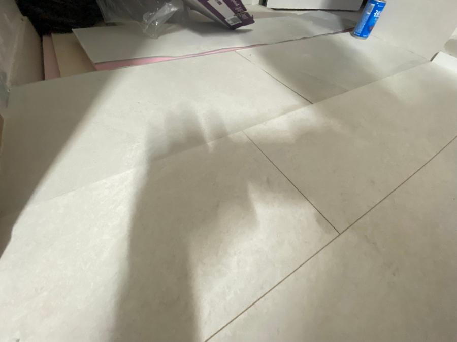 흰색 타일 바닥 위에 놓인 작업 도구들