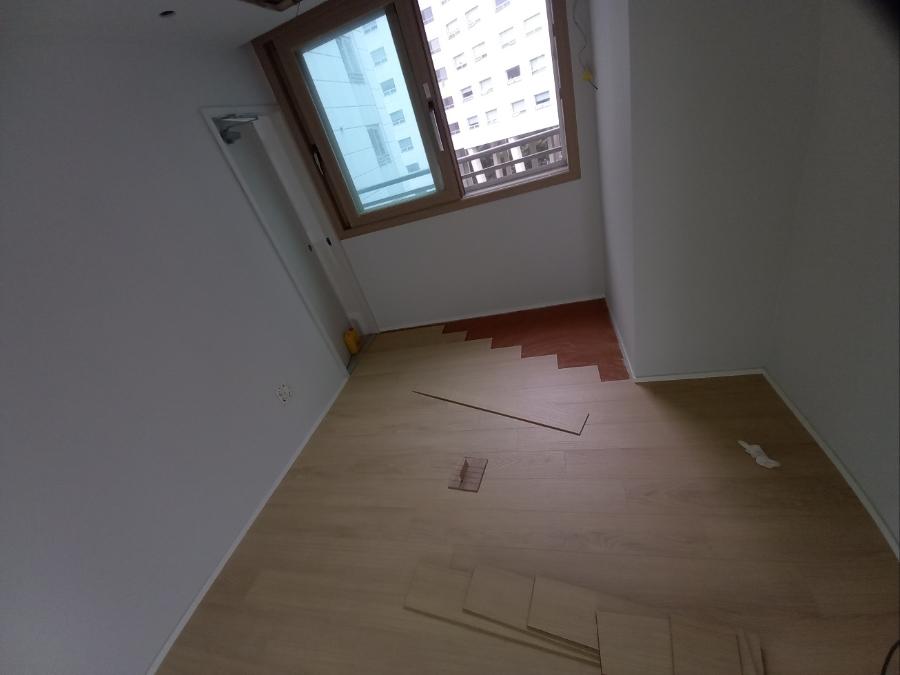 창가 쪽으로 바닥재가 놓여 있는 근접 샷