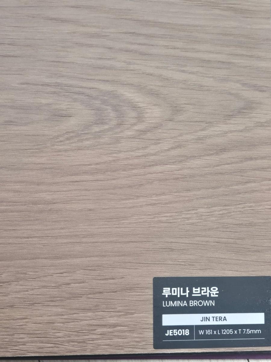 무몰딩으로 정돈된 경계 부분