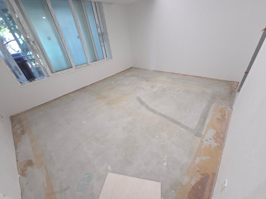 창호가 설치된 깨끗한 상태의 방 내부