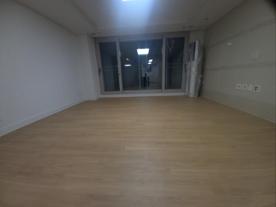 슬라이딩 창호가 있는 실내 공간의 시공 모습