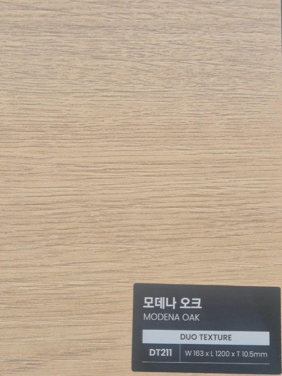 주방과 거실이 이어지는 깔끔한 바닥 라인