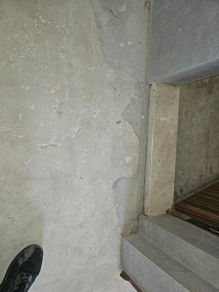 벽면 흠집과 문틀 주변의 기초 면