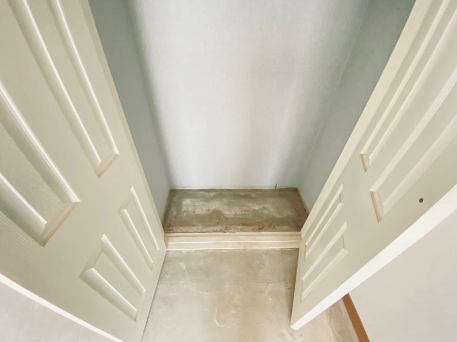 흰색 타일로 마감된 복도 공간