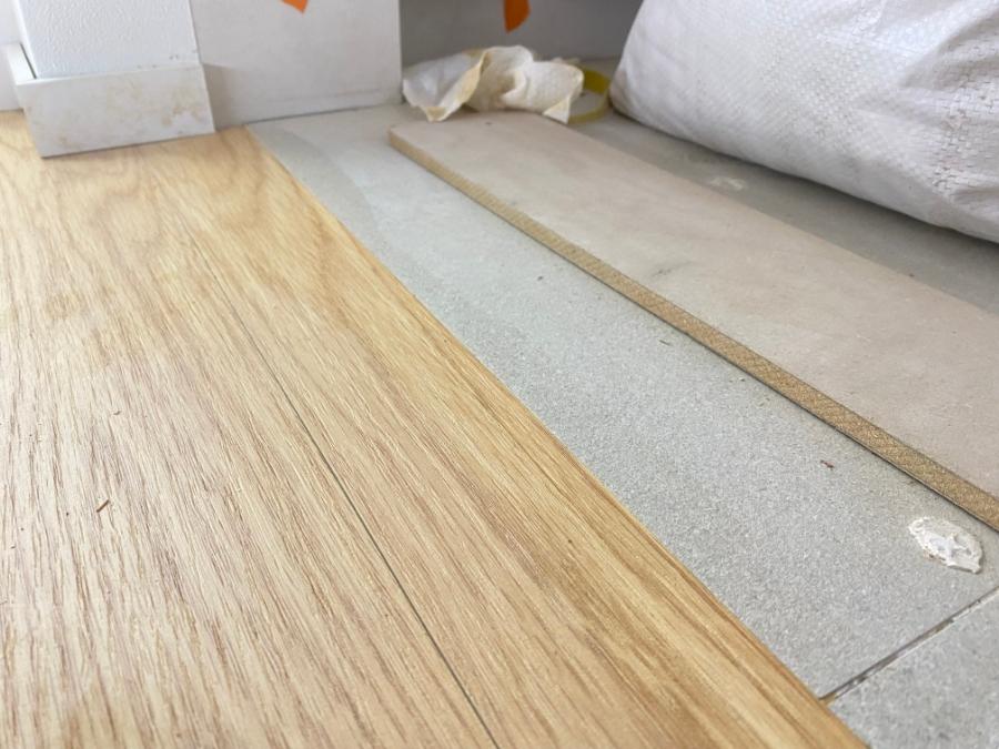 벽면 근접 촬영과 바닥 라인의 구분 모습