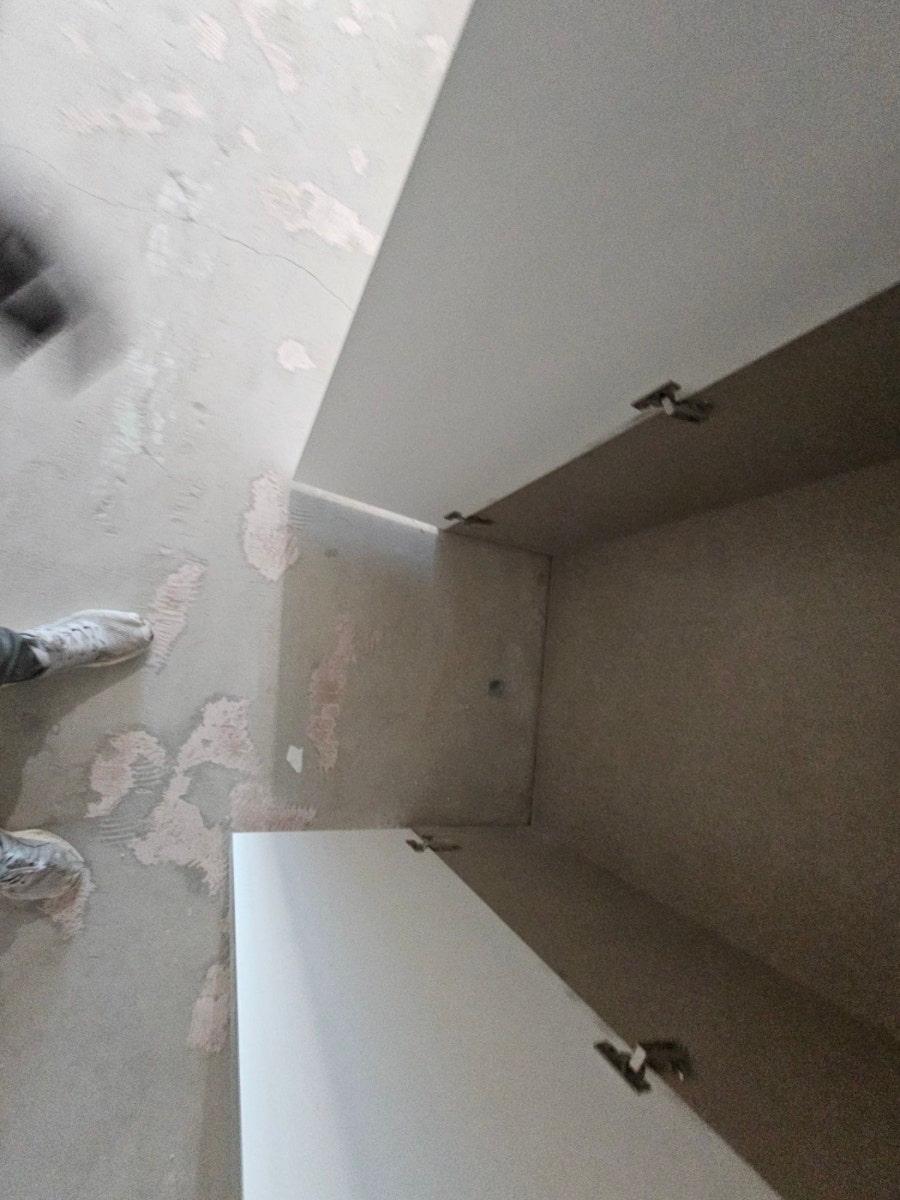 벽면과 천정의 기초 고정 작업을 진행 중인 모습
