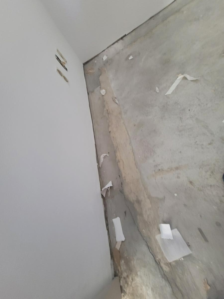 벽면 구조물에 흰색 테이프로 마킹한 모습