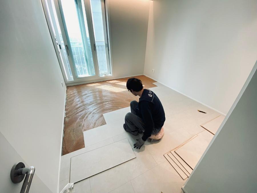 마루 판재를 설치 중인 작업자의 모습