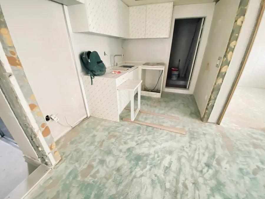 주방 상판과 수납장이 설치된 공간의 마루 시공 과정