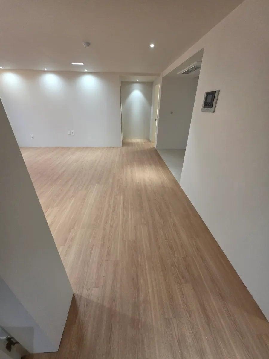 오크뉴의 자연스러운 결이 살아있는 복도