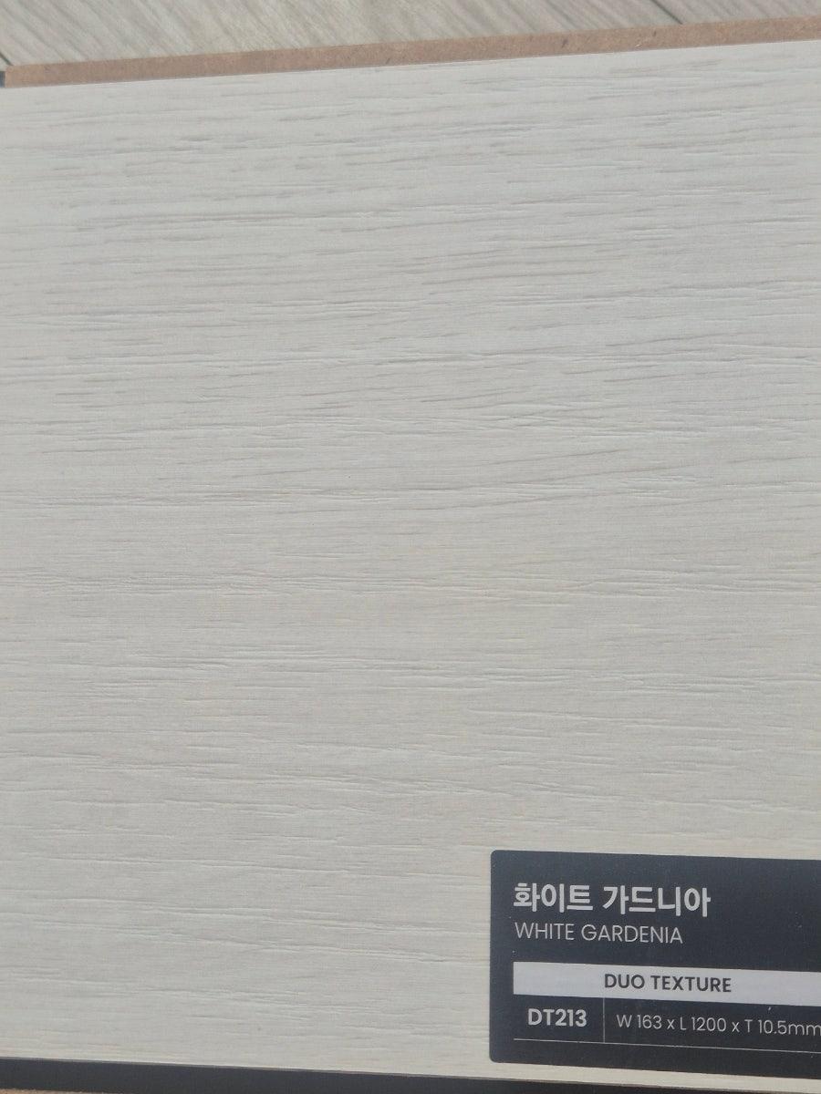 현관에서 바라본 환하고 넓어 보이는 거실 전경