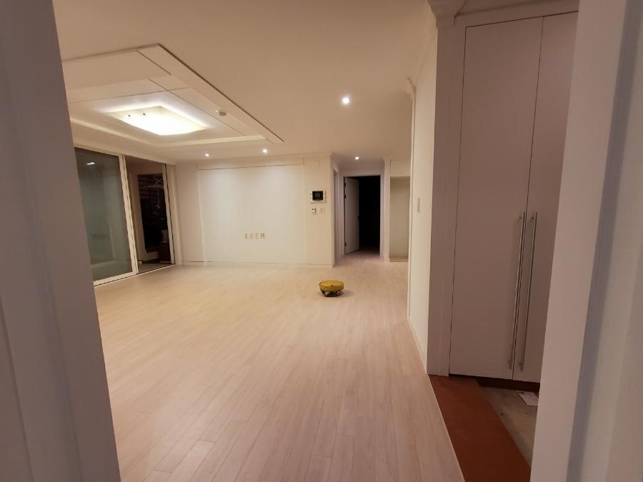 흰 벽과 우드 톤 바닥이 맞닿은 실내 공간