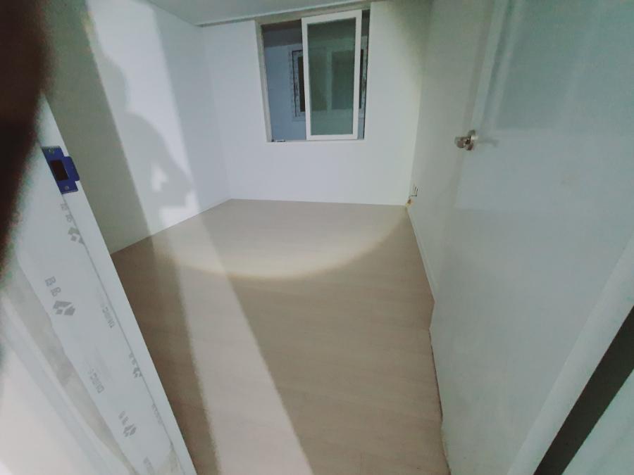 흰색 문과 유리 패널이 보이는 복도