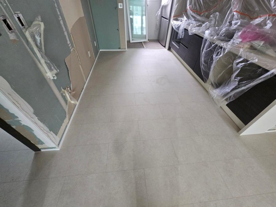 보호 필름이 덮인 실내 가구와 페인트 작업 중인 벽면