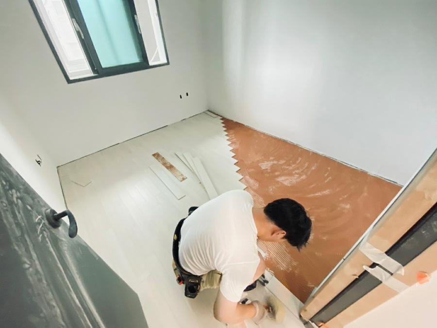 바닥면에서 사용되는 수공구와 소형 기기