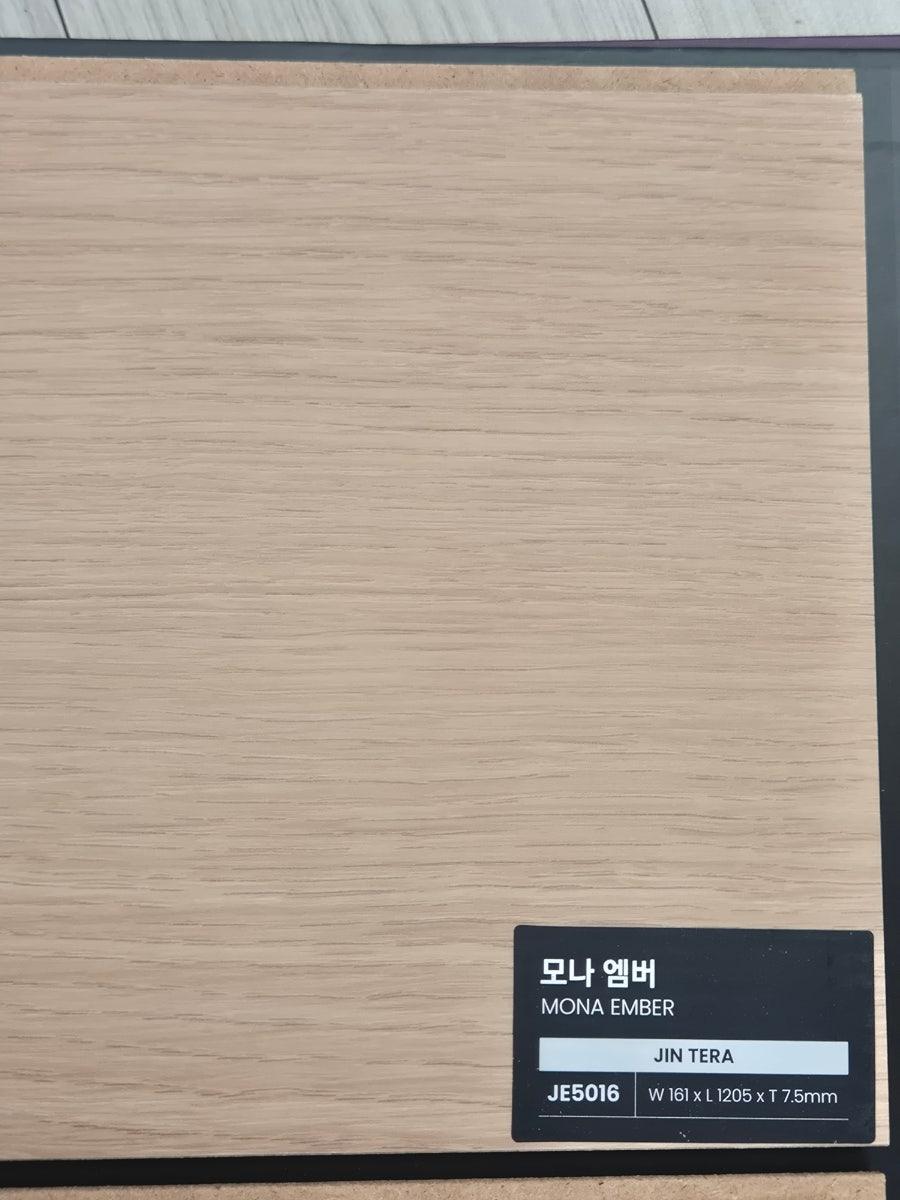 주방과 이어지는 깔끔한 바닥 시공