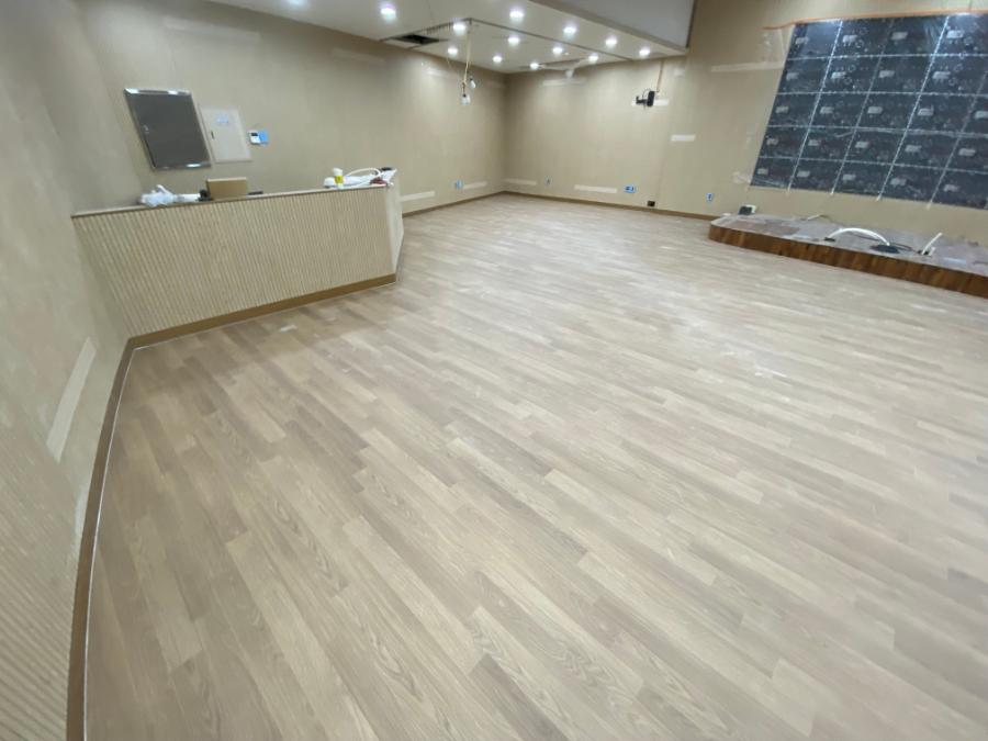 수납장과 거울이 있는 베이지톤 마감 공간