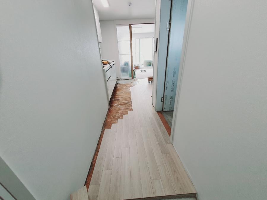 수납장 옆 복도 바닥의 목재 마루 시공
