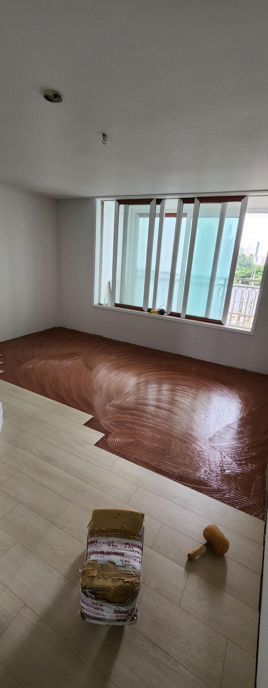 꼼꼼하게 진행되는 마루 시공 과정