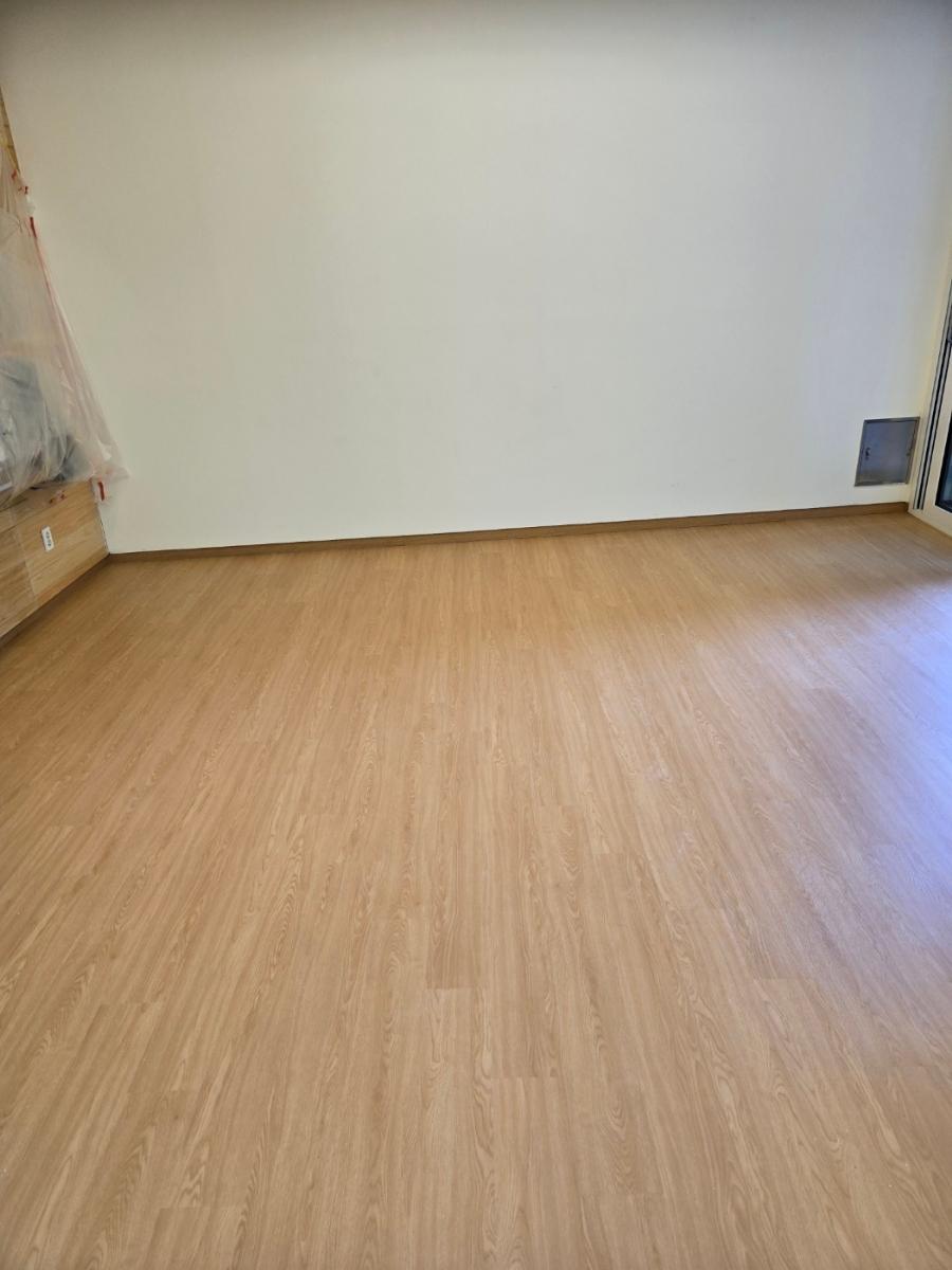 흰 벽과 목재 바닥이 있는 빈 공간