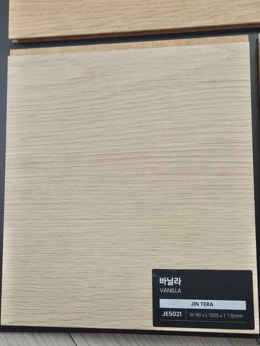 텅 빈 공간을 채우는 차분한 색감