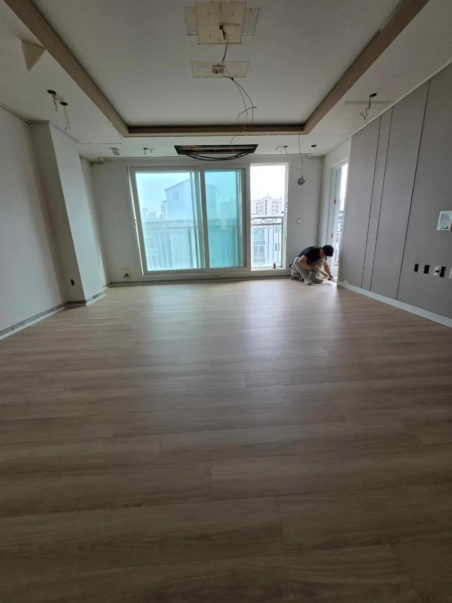 벽지 마감 후 마루가 깔린 실내