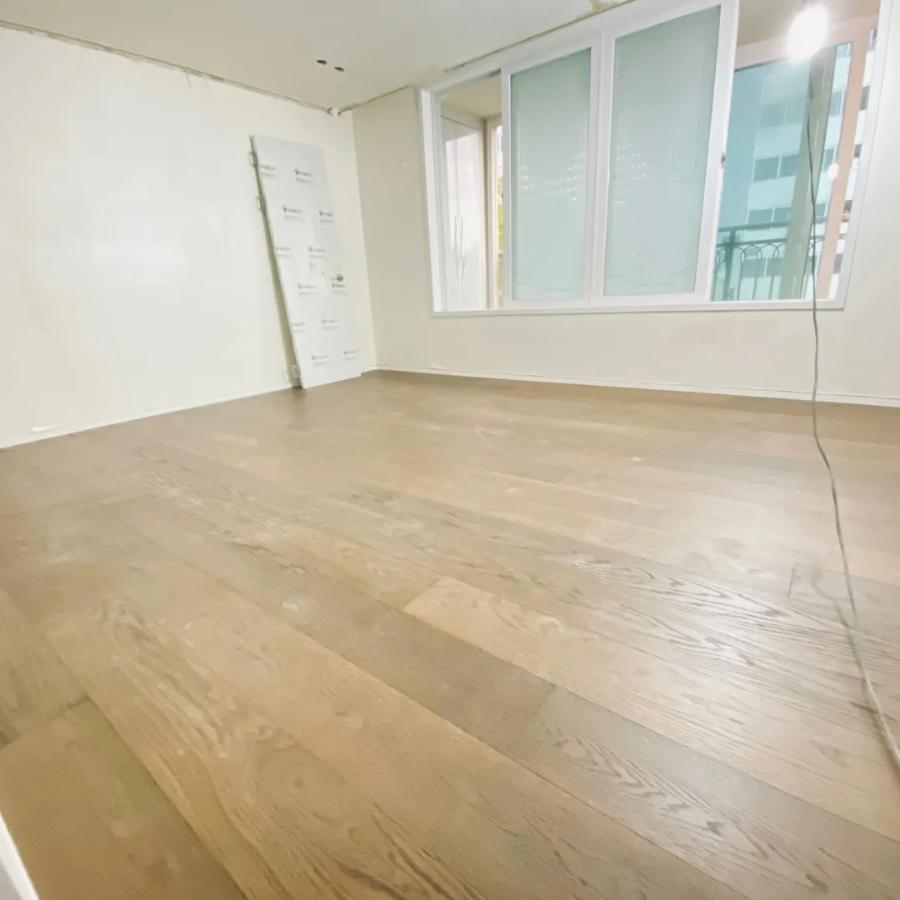 넓은 창과 흰 벽면이 보이는 시공 중인 공간