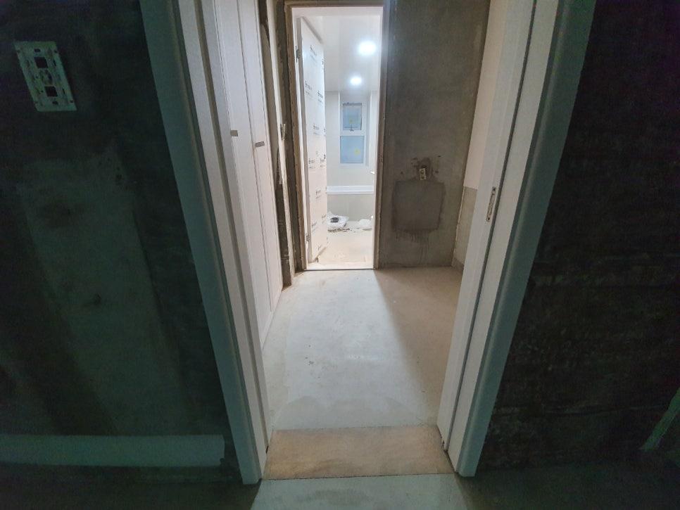 벽돌 벽면과 콘크리트 바닥이 노출된 실내