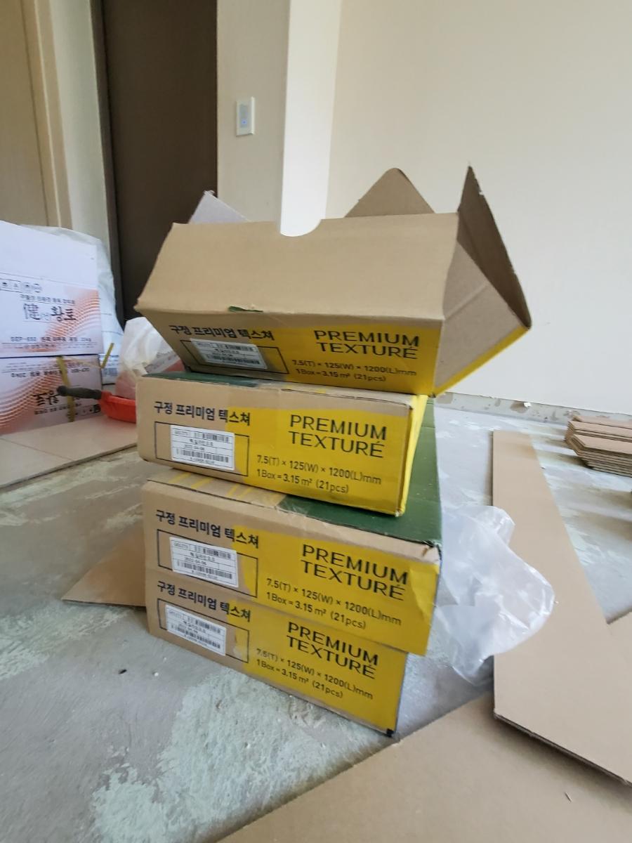 현장에 쌓여 있는 PREMIUM TEXTURE 자재 박스