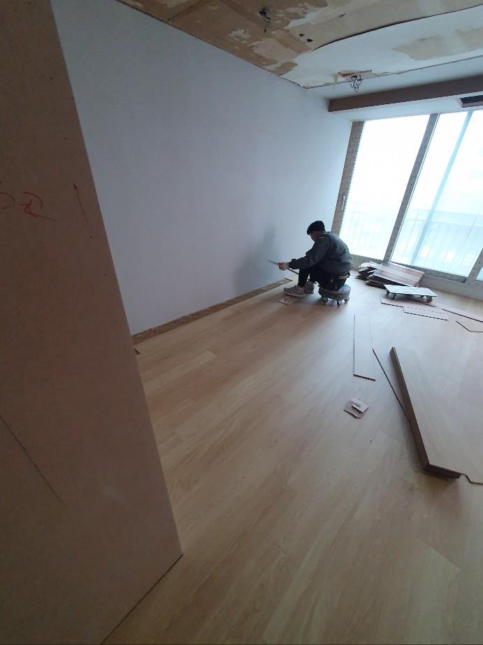 천장 철거 상태에서 마루를 배치하는 과정