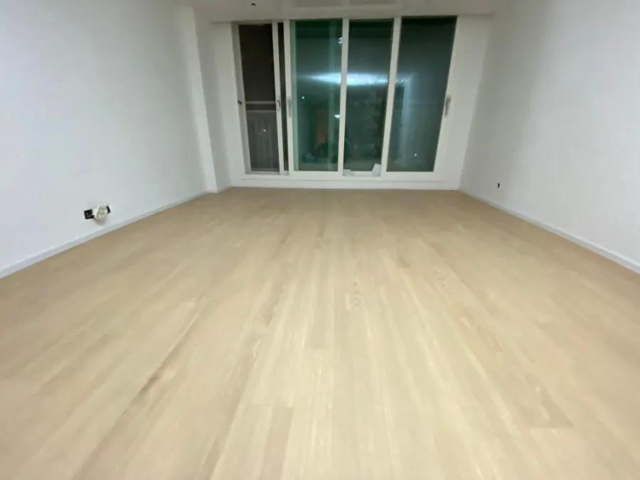 본오크 마루가 깔린 창가 공간