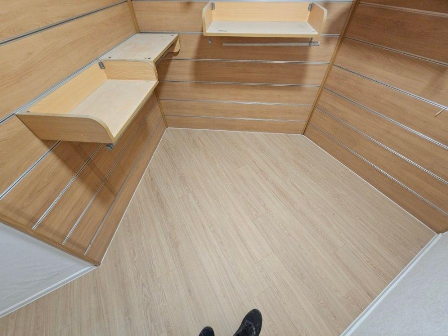 목재 수납장과 마감된 목재 바닥이 만나는 지점