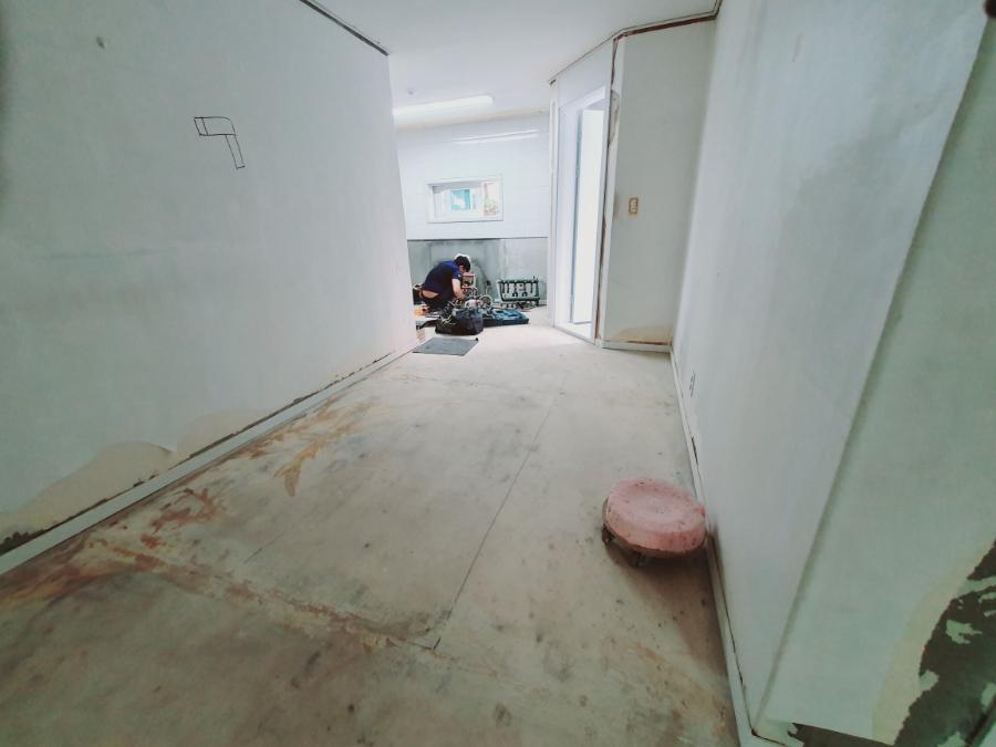 바닥면에서 소형 기기로 상태를 점검하는 모습