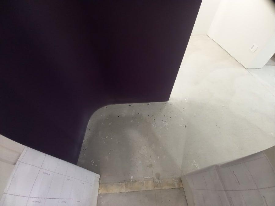 검은색 벽면과 흰색 바닥이 대비되는 작업 공간