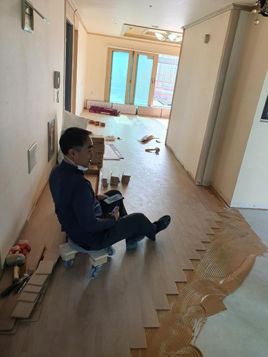 정밀 마감을 위해 사용되는 수공구와 소형 기기