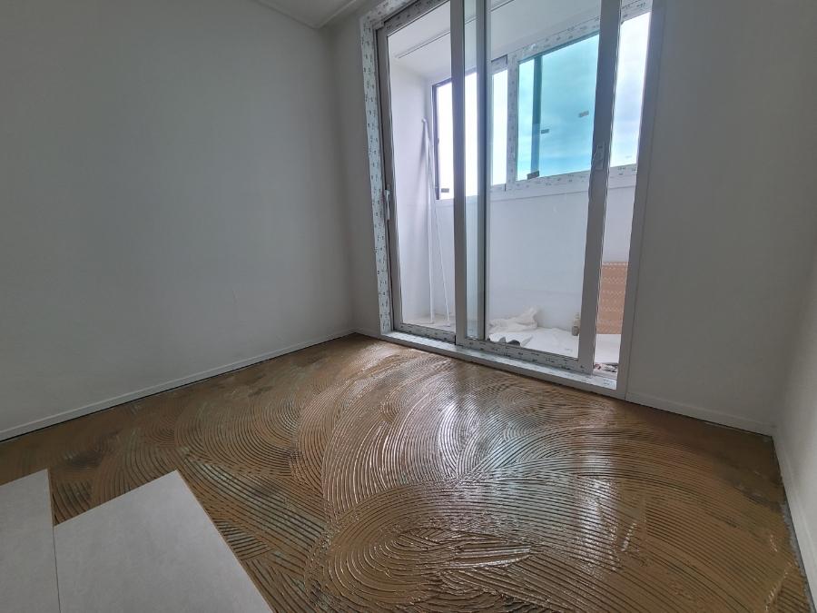슬라이딩 도어와 바닥 마감재가 보이는 공간