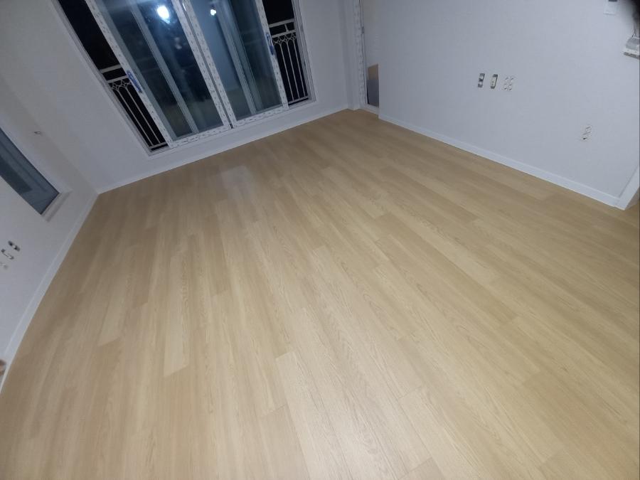 빛이 들어오는 흰 벽과 목재 바닥의 조화