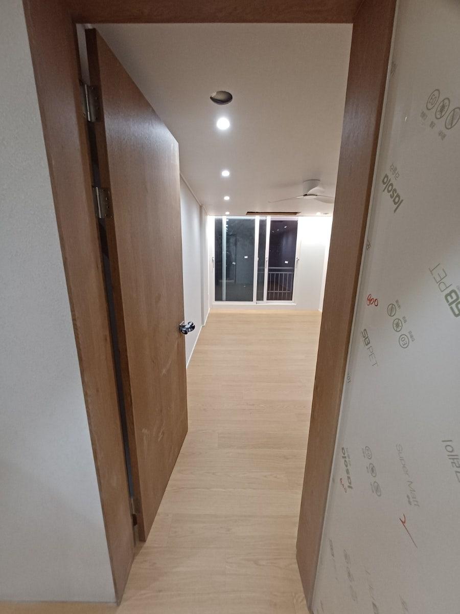 다이아몬드 조명이 설치된 화이트 톤 복도